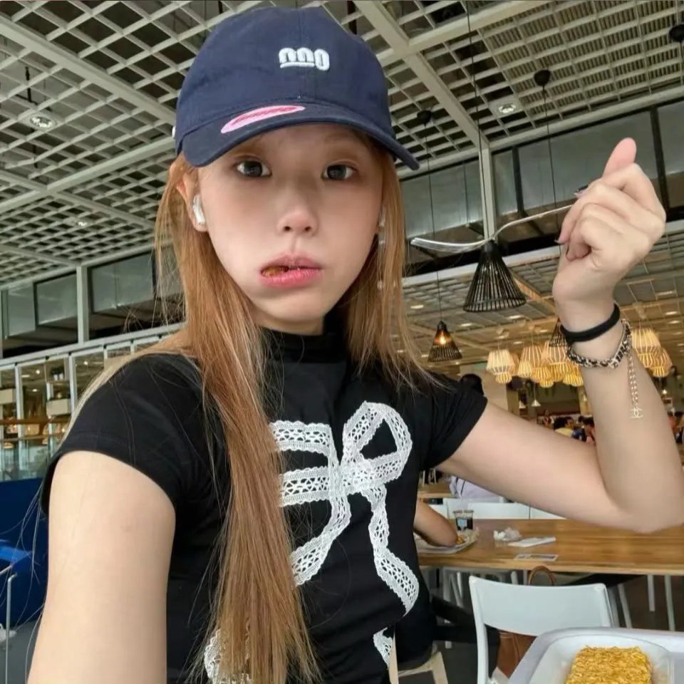 狐狸躲进洞